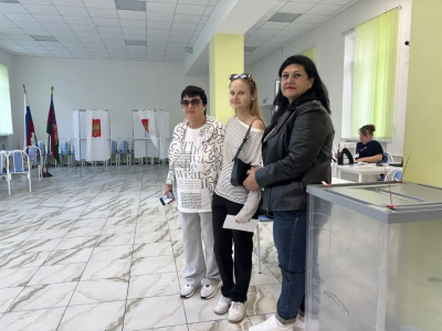 Голосуют первые избиратели