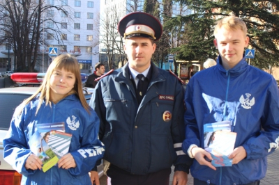 Молодежные активисты Туапсинского района дежурят вместе с автоинспекторами на дорогах
