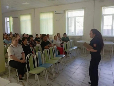 Транспортные полицейские приняли участие в общешкольном родительском собрании в Туапсе