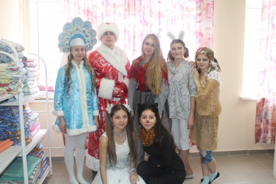 Туапсинские школьники поздравили с Новым годом детей в больнице Туапсе