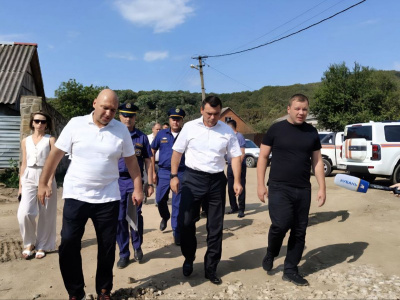 Глава Туапсинского округа совместно с министром ГО и ЧС Краснодарского края провел объезд пострадавших от наводнения территорий