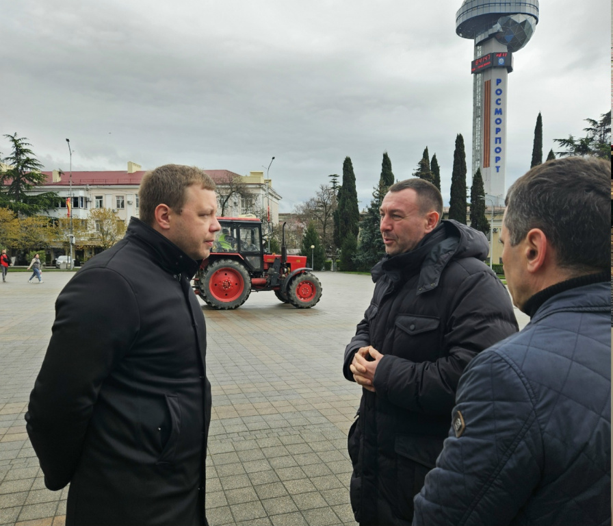 В Туапсе приступили к уборке улиц от последствий пожара на нефтекомплексе