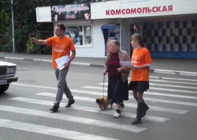 В Туапсе автоинспекторы и молодежные активисты провели ко Дню пожилого человека акцию «Притормози»