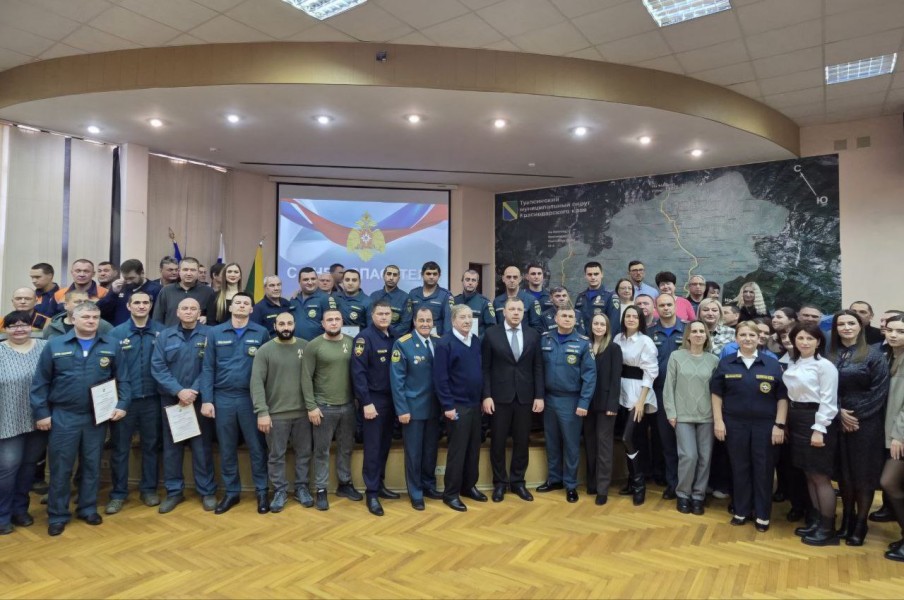 В преддверии профессионального праздника в Туапсинском округе наградили спасателей