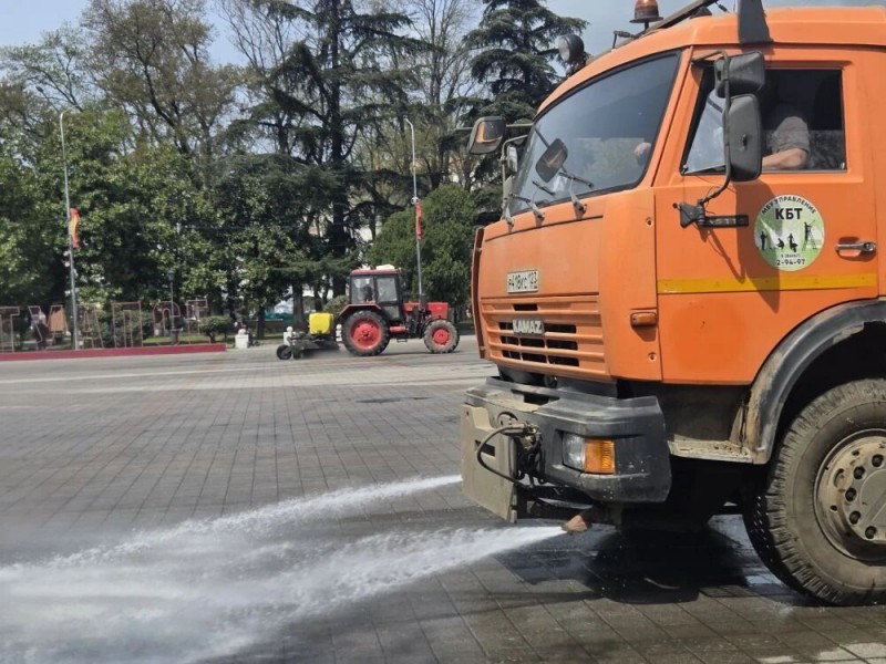 В Туапсе продолжают убирать пострадавшие улицы