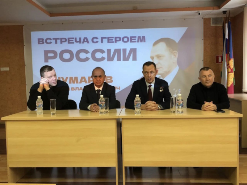 В Туапсинском округе Герой России Артём Чумаров встретился с молодёжью