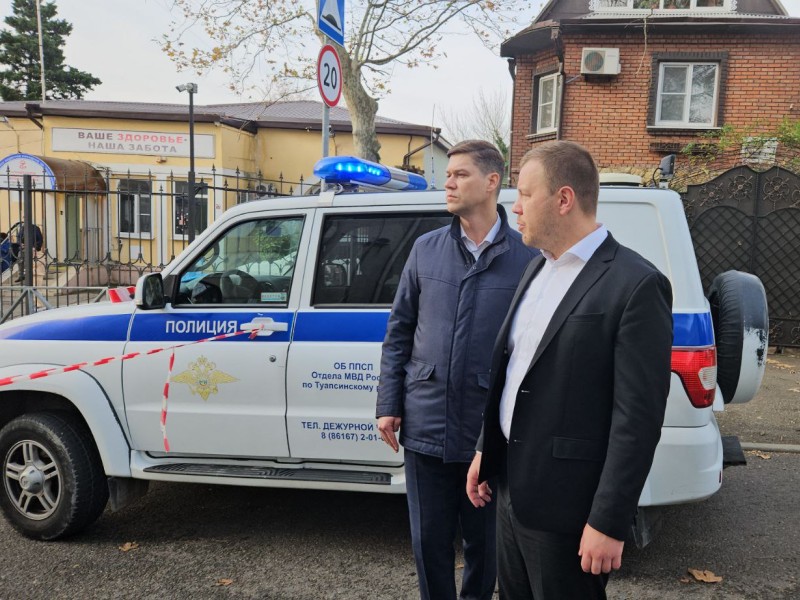 Глава Туапсинского округа и депутат Госдумы побывали на месте падения обломков БПЛА в Туапсе