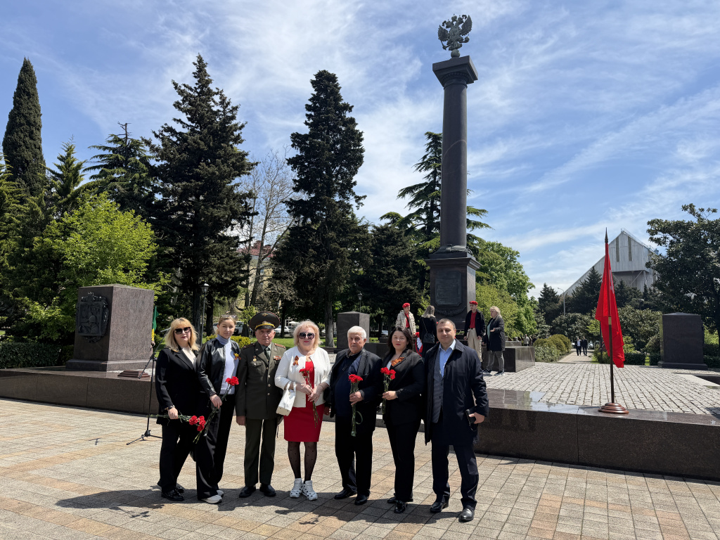 Руководящий состав территориальной избирательной комиссии Туапсинская городская почтили память героев.